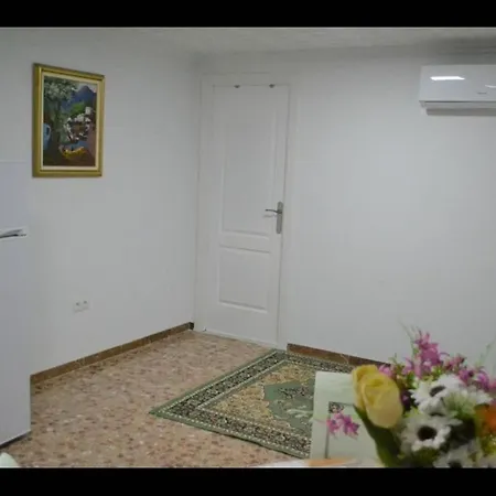 1 Bedroom With Gallery Balcony Free Netflix, Air Conditioning Apartment
